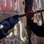 Chipping_off_a_piece_of_the_Berlin_Wall