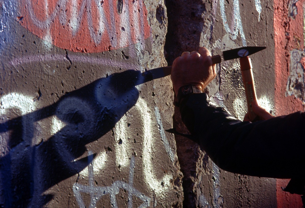 Chipping_off_a_piece_of_the_Berlin_Wall